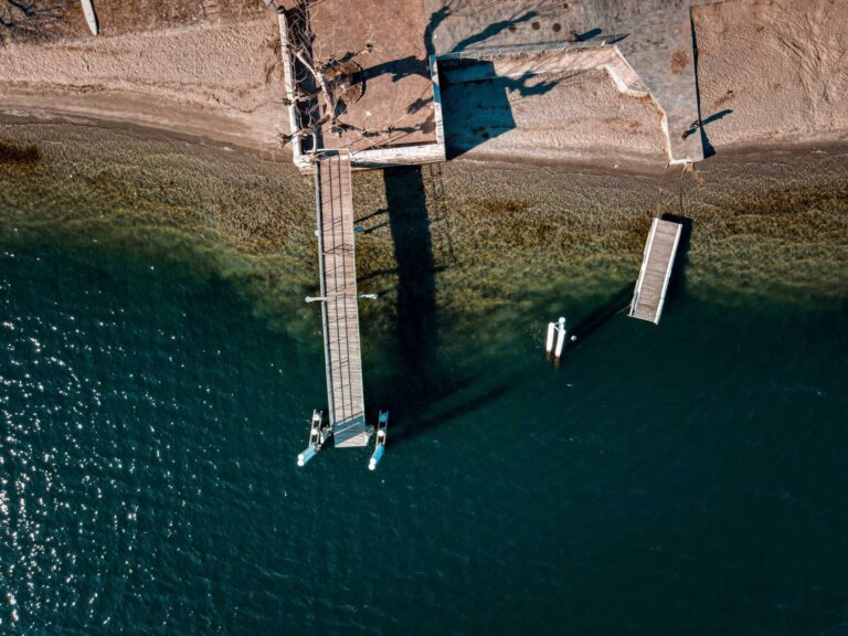 Drone ile havadan çekilmiş kıyı ve iskele görüntüsü